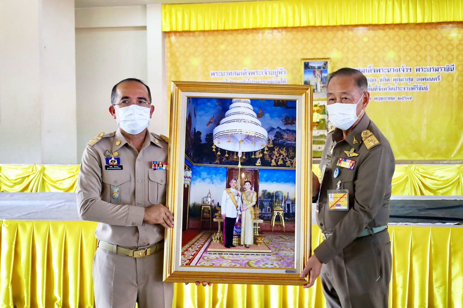 องคมนตรี มอบถุงพระราชทานตามโครงการสืบสานพระราชปณิธาน ให้แก่ราษฎรในถิ่นทุรกันดาร อ.หัวหิน 