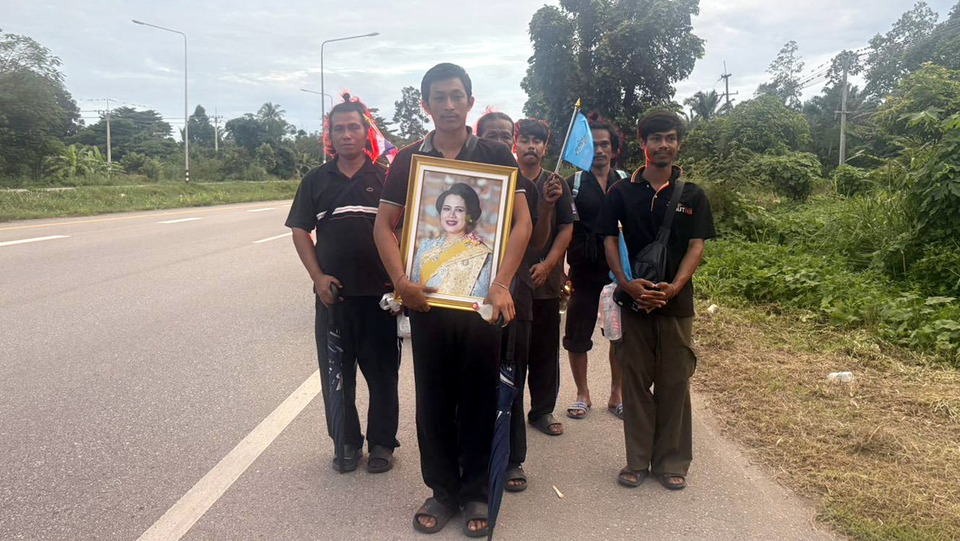 ตร.ทางหลวงชุมพรดูแลเข้ม! ครอบครัว 6 ชีวิตเดินเท้า 600 กม. จากสุราษฎร์ฯ ถวายสักการะพระบรมศพ “แม่ของแผ่นดิน”