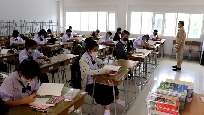 ผู้ว่าฯลุยเช็คความพร้อมเปิดเทอมวันแรก เข้มคัดกรองโควิด มั่นใจเอาอยู่