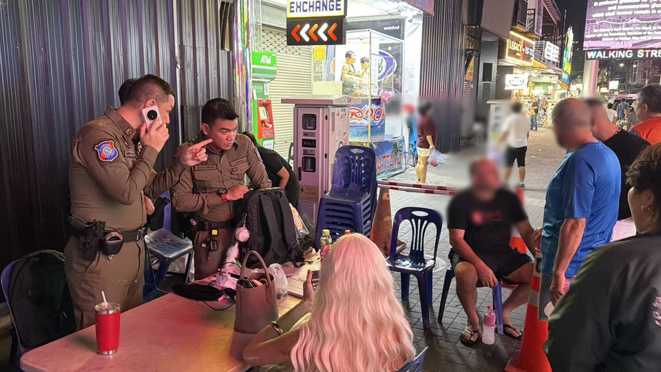 ตร.ทท.พัทยารวบ 2 มือไว ล้วงกระเป๋านทท.อิสราเอล เจอเงินหลายสกุล