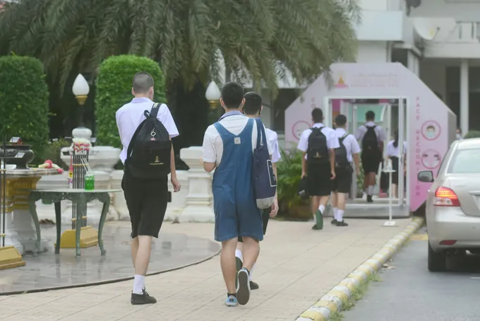 เปิดเทอมวันแรกวุ่น นักเรียนแต่งไปรเวท ครูแยกยืนหน้าเสาธง