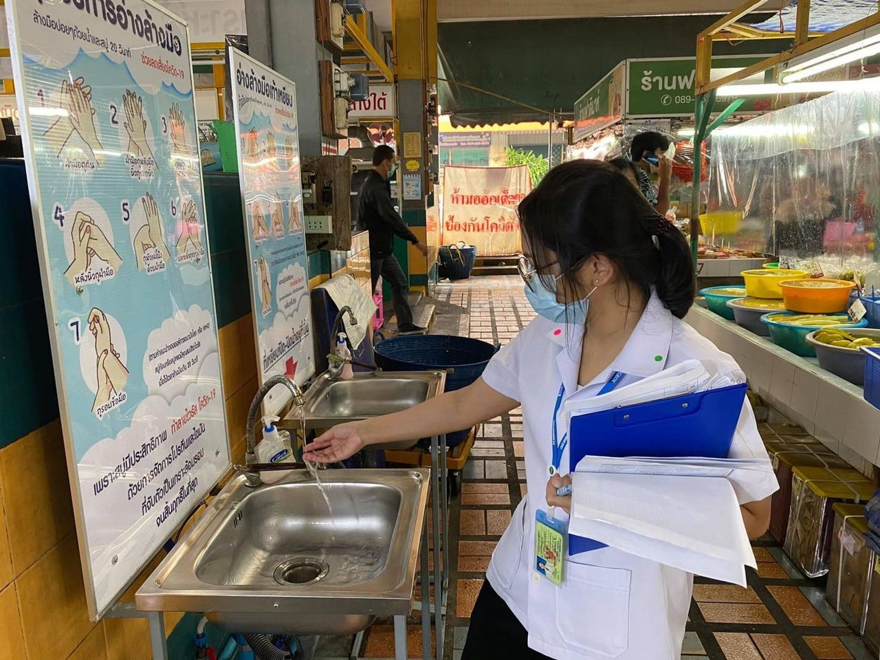 อึ้ง!ตรวจตลาดกทม.292 แห่ง ผ่านเกณฑ์ปลอดโควิดแค่ 102                         เช็กลิสต์เลยที่ไหน!