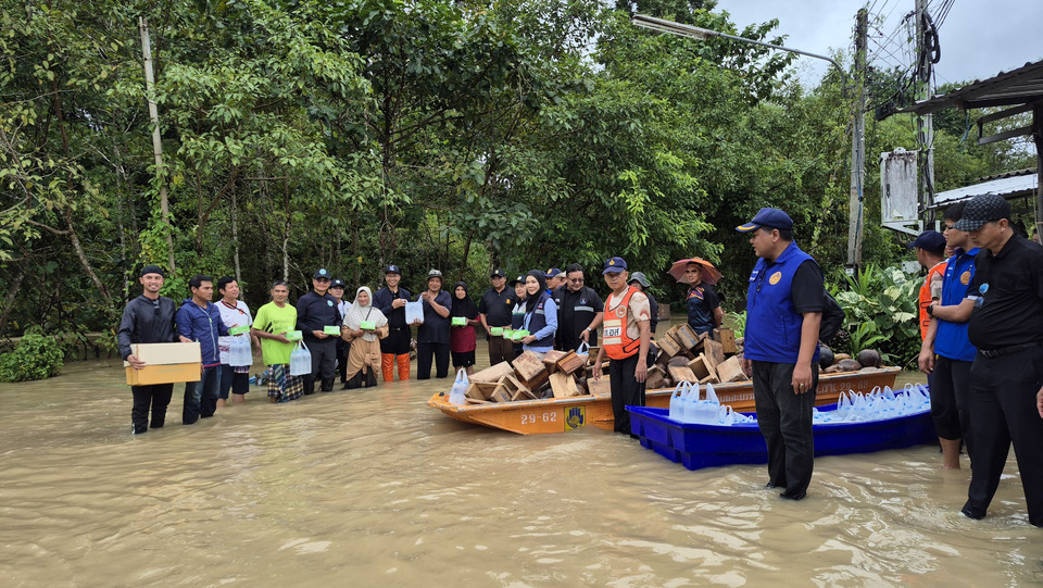 น้ำท่วมสตูล 5 อำเภออ่วม-งานแต่งบ้านสะพานเคียนเกือบพัง จนท.เร่งช่วยลุยน้ำย้ายของทั้งวัน 