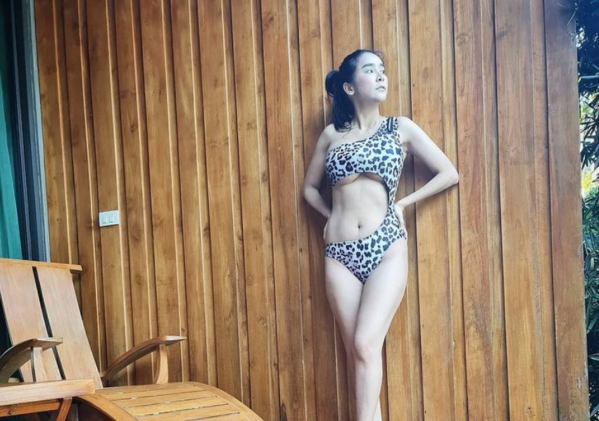 'ใหม่ สุคนธวา' อวดหุ่นคุณแม่ลูกอ่อนในชุดว่ายน้ำลายเสือเว้าใต้อกสุดเซ็กซี่