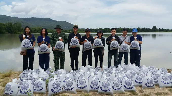 ศูนย์สาธิตสหกรณ์ฯหุบกะพง ปล่อยปลากว่า 1 แสนตัว รำลึกถึงในหลวง ร.9 ทรงพลิกฟื้นดินทรายแห้งแล้ง สู่แผ่นดินทอง มอบราษฎรทำการเกษตรอย่างยั่งยืน