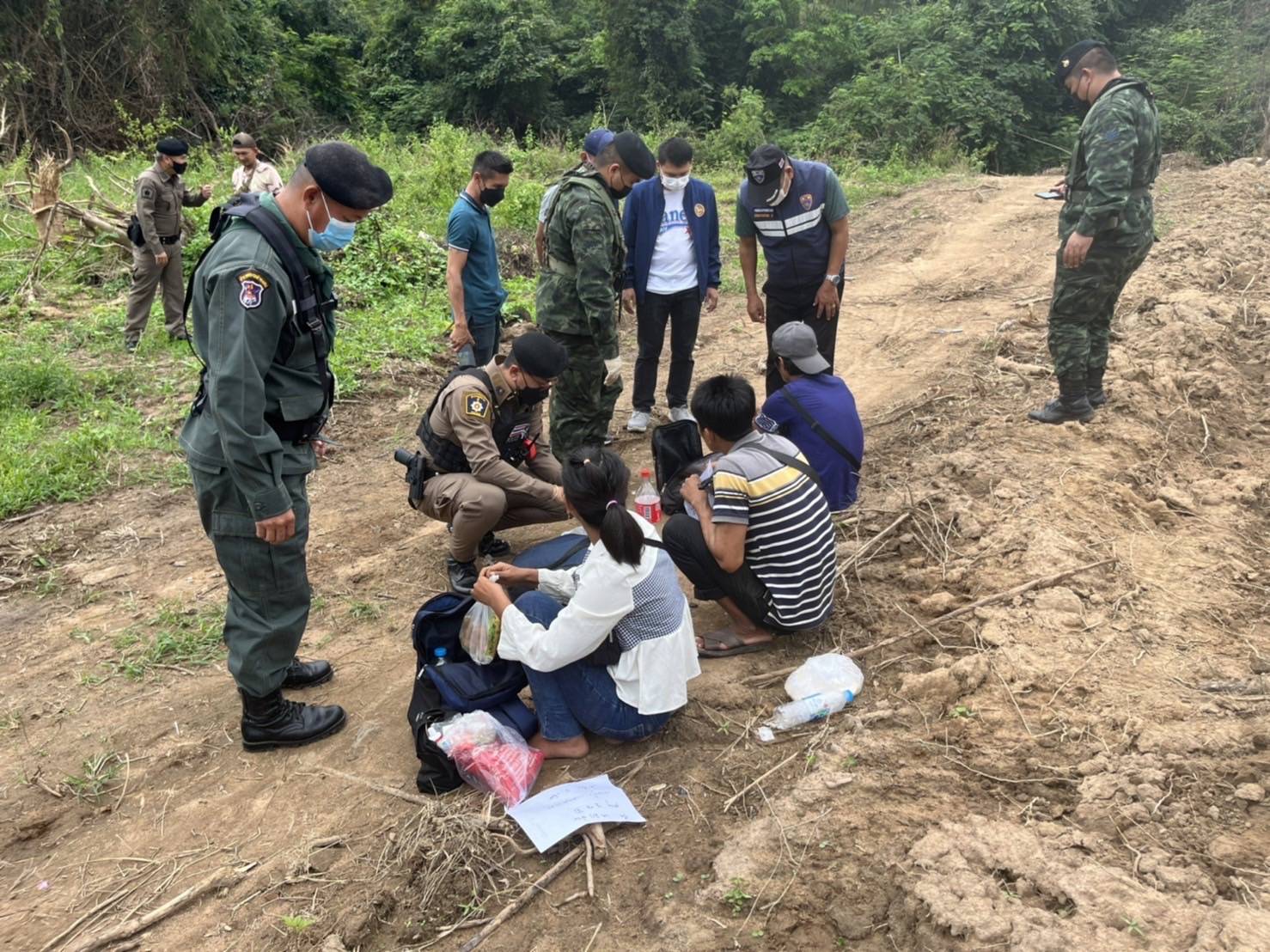 ไม่รอด!จนท.จับกุมต่างด้าวมุดป่าลอบข้ามแดนไทยหวังขายแรงงานจังหวัดสมุทรสาคร  