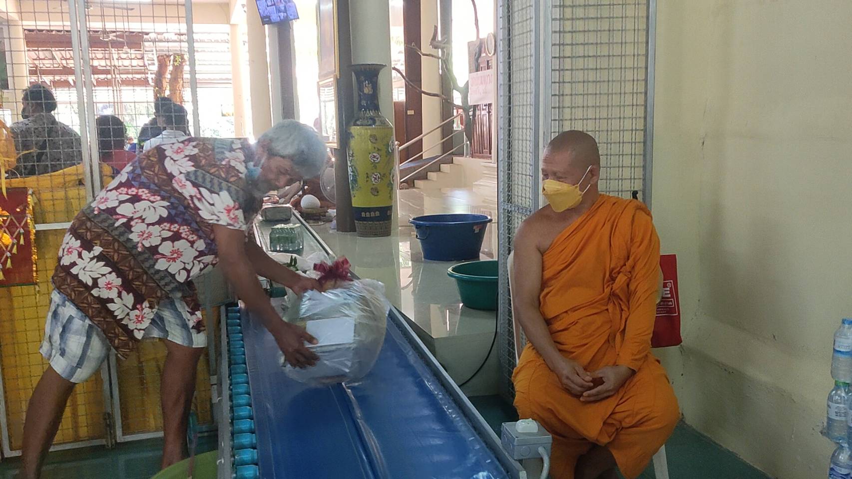 ฮือฮา!ถวายสังฆทานไฮเทค ที่วัดดังระยอง ใช้สายพานลำเลียงสังฆทานผ่อนแรง และ ลดคนเพื่อป้องกันโควิด 