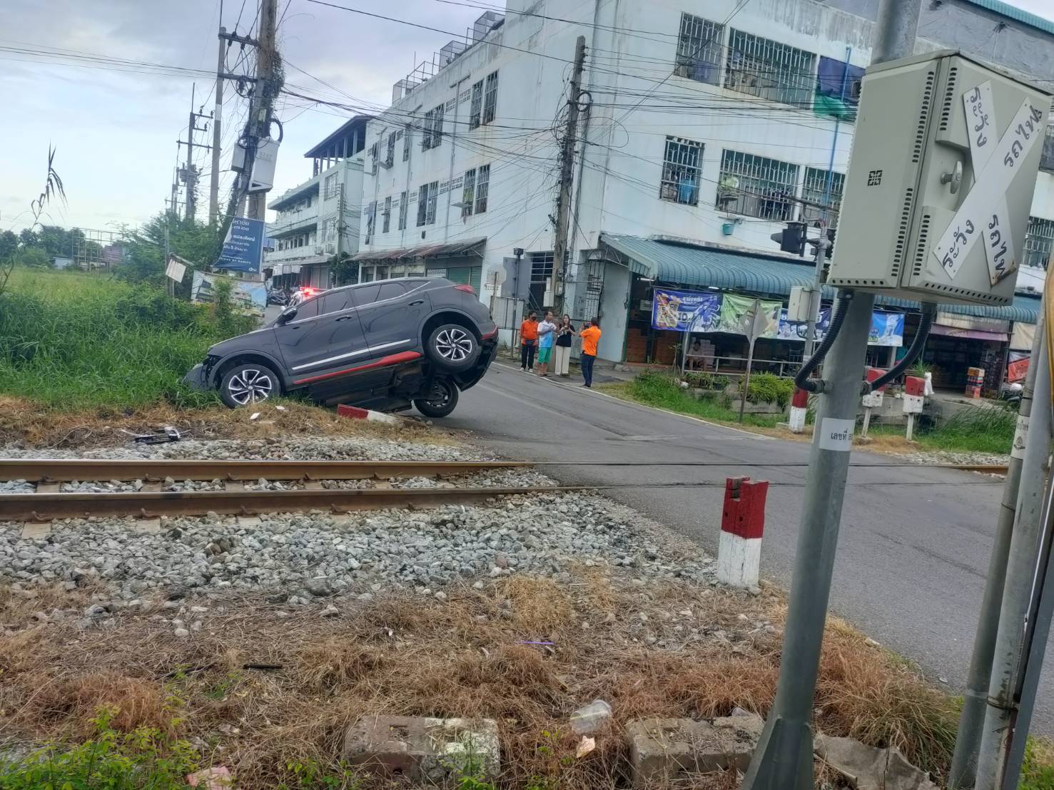 รถไฟชนรถเก๋งสาวคนขับรอดตายปาฎิหาริย์