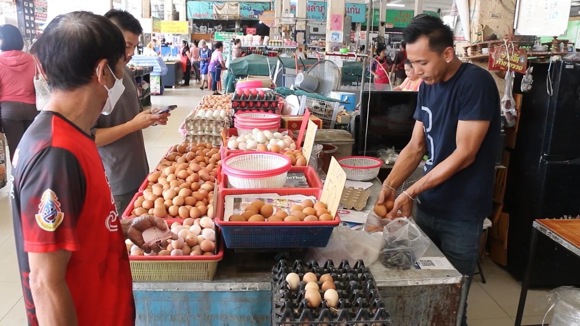 เจ้าของร้านอาหารในขอนแก่นตามสั่งยอมแบกต้นทุนยืนยันขายราคาเดิมหลังราคาไข่ปรับขึ้นแผงละ 6 บาท  