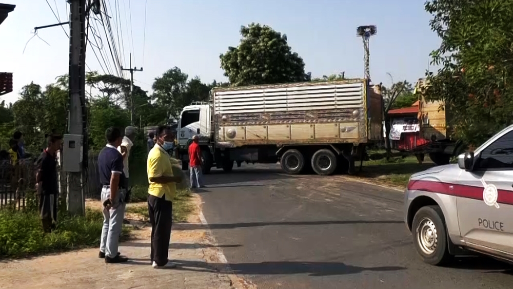 สุดทน!! ชาวบ้านตำบลแก ปิดถนนห้ามรถบรรทุกทรายผ่าน หวั่นเกิดอันตรายกับลูกหลาน-ถนนพัง