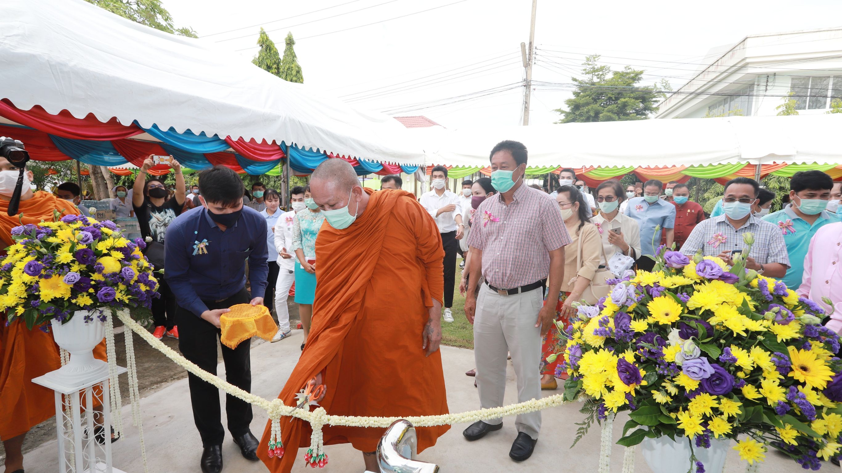 "พระอาจารย์อ๊อด" เกจิดังเมืองปทุมฯ เปิดอาคารผู้ป่วยใหม่ “ตึกปธานิโก” พระอาจารย์อ๊อด รพ.ลำลูกกา รองรับ ปชช. ใช้บริการด้านสุขภาพ