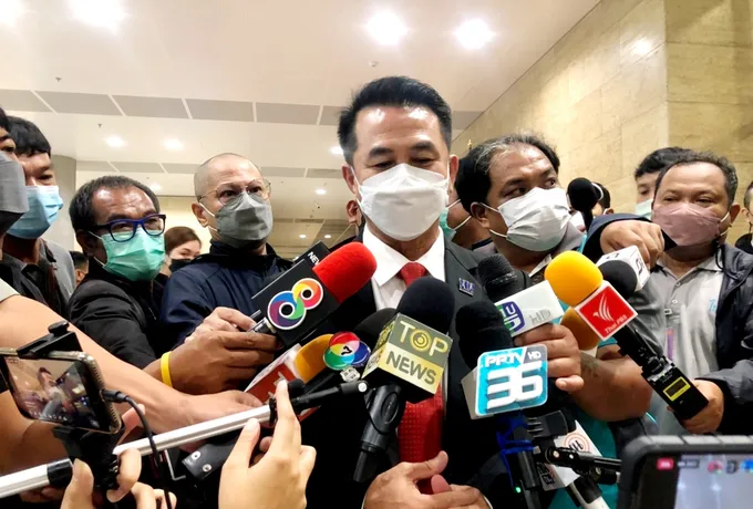 "หมอชลน่าน" ชี้ "ชัชชาติฟีเวอร์" คู่เทียบผู้นำ "บิ๊กตู่"  เตือนกกต.พิจารณารอบคอบ