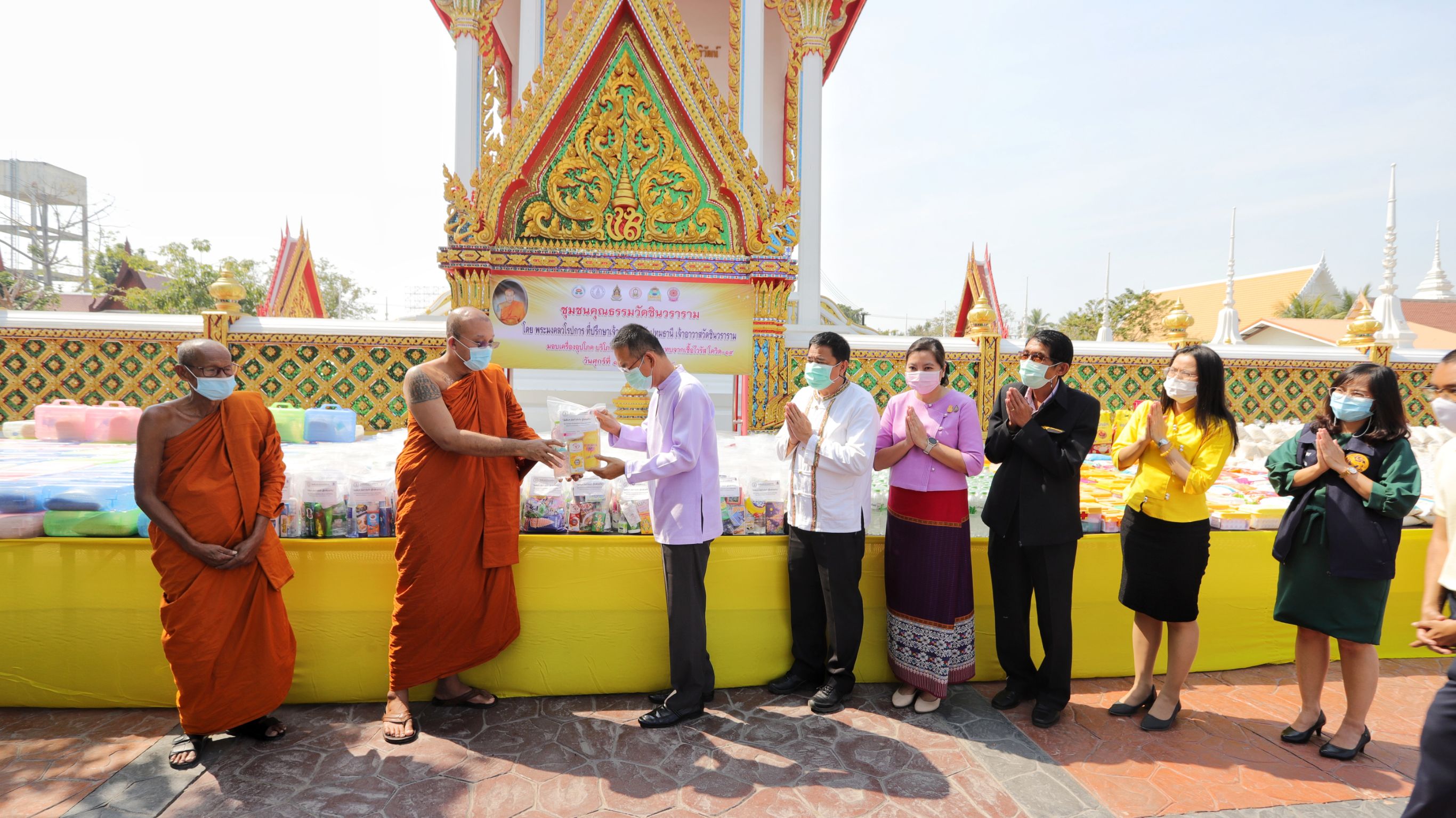“พระไม่ทิ้งโยม”เกจิดัง"หลวงพ่อชำนาญ​"วัดชินวรารามมอบเครื่องอุปโภคบริโภคผ่านพ่อเมืองปทุมฯบรรเทาทุกข์ประชาชนสู้โควิด-19ไปด้วยกัน