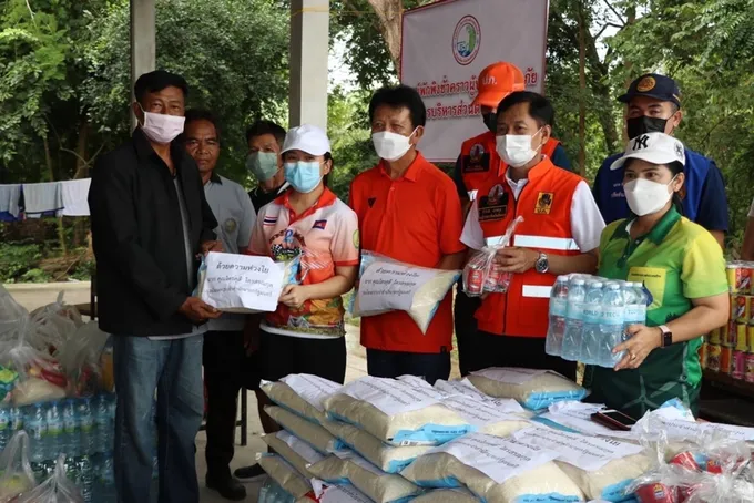 รองโฆษก รบ. มอบถุงยังชีพช่วยเหลือผู้ประสบภัยน้ำท่วมศรีสะเกษ