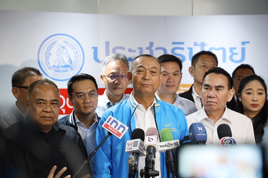"เฉลิมชัย" ยันยังไม่มีเทียบ "ปชป." ร่วมรัฐบาล ลั่นจะอยู่หรือไปต้องเป็นมติพรรค ลั่นต้องให้เกียรติกัน
