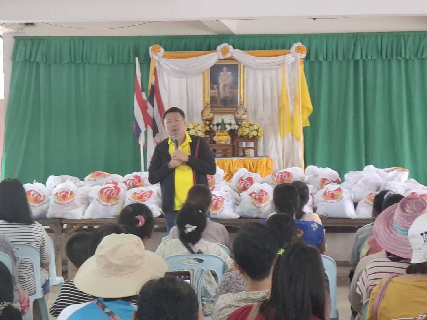 ส.ส.ปั้นร่วมกับ "มูลนิธิธรรมนัส พรหมเผ่า"มอบถุงยังชีพให้ประชาชนในพื้นที่น้ำท่วม 5 แห่งในจ.ตาก
