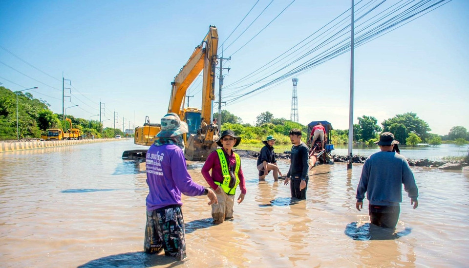 ทางหลวง 33 ป่าโมก–สุพรรณฯ ยังปิดการจราจร น้ำท่วมขัง 50 ซม. เร่งสูบน้ำ 3 ระยะ