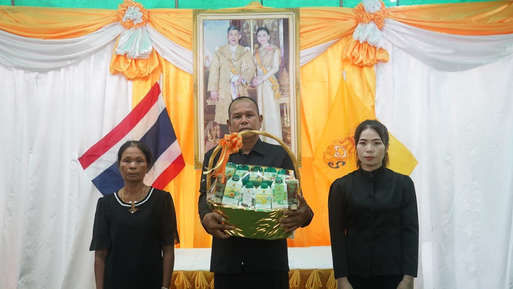 โปรดเกล้าฯผู้ว่าฯมุกดาหารเชิญตะกร้าสิ่งของพระราชทานมอบแก่ญาติ'จ่าสิบเอกธวัชชัย บุสภา'เสียชีวิตจากเหตุการณ์ปะทะไทย - กัมพูชา