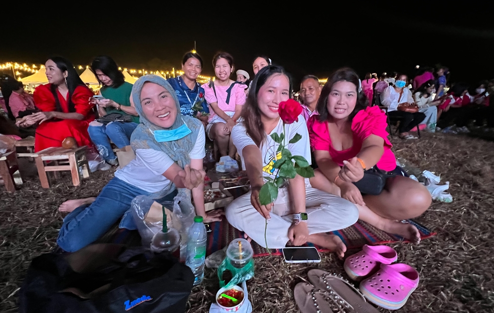สาวยิ้มแก้มปริ!! ตำรวจ-ทหารสร้างเซอร์ไพรส์มอบดอกกุหลาบ วันวาเลนไทน์