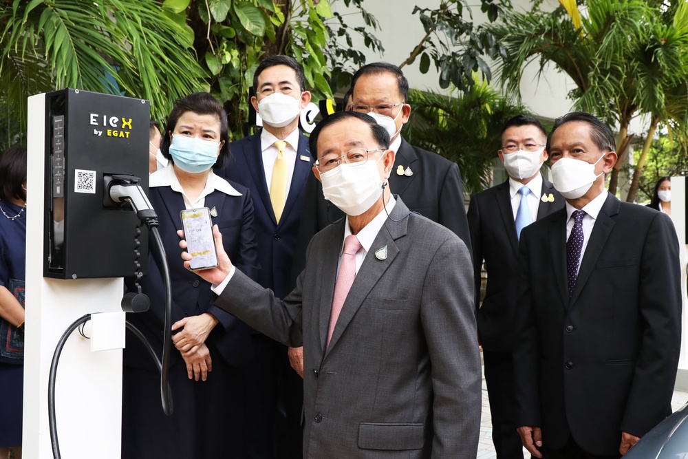 “ขุนคลัง” เปิดสถานีชาร์จไฟรถ EV สำหรับรถราชการ นำร่องสาขากระทรวงการคลัง