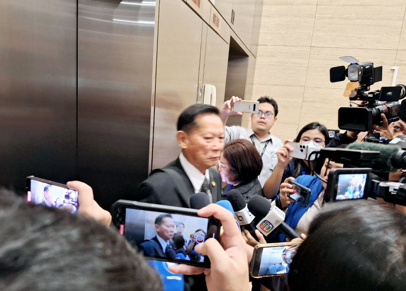 "จเด็จ" ยันไม่โหวตให้ "พิธา" ปัดตอบสูตร "ส.ว.-ส.ส." ตั้งรัฐบาลเสียงข้างน้อย สกัดตั้งนายกฯ