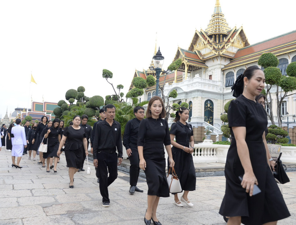 “พสกนิกรชาวไทย”จากทั่วทุกสารทิศ เดินทางเข้ากราบถวายบังคมพระบรมศพพระพันปีหลวง แจ้งงดเข้าถวายสักการะ 1 ม.ค.69
