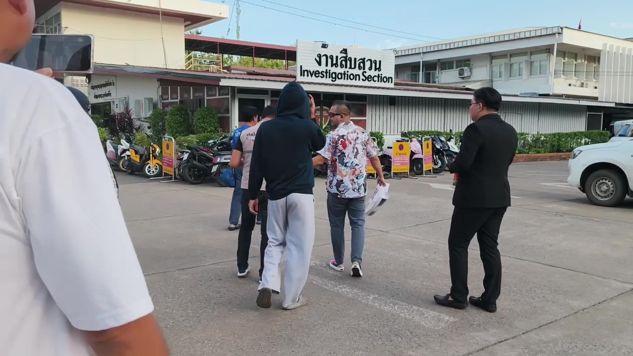 ตำรวจเชิญตัวผู้ก่อเหตุ 4 คนรุมทำร้ายหนุ่มกลางสี่แยกหนองสำโรง'บังหมัด'เรียก 1 แสนตกลงกันไม่ได้
