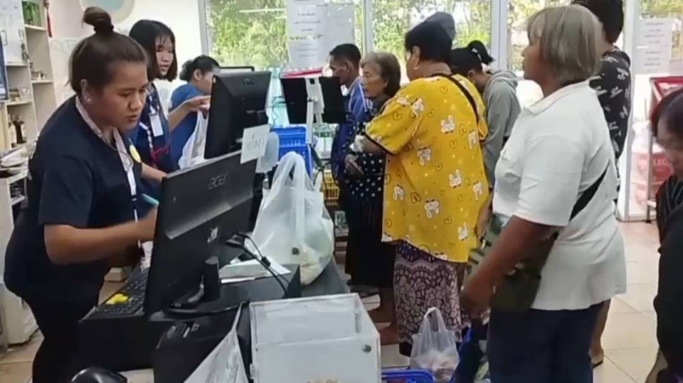 แห่สแกนหน้าแน่นร้าน! ผู้มีรายได้น้อยใช้บัตรสวัสดิการแห่งรัฐ บางคนดีใจซื้อหมูกระทะจัดวันเกิดหลาน