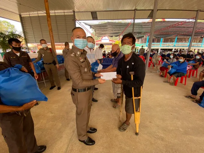 รอง ผบช.ภ.6 มอบถุงยังชีพ"มูลนิธิพระราหู ช่วยเหลือ ปชช.ประสบวาตภัย 