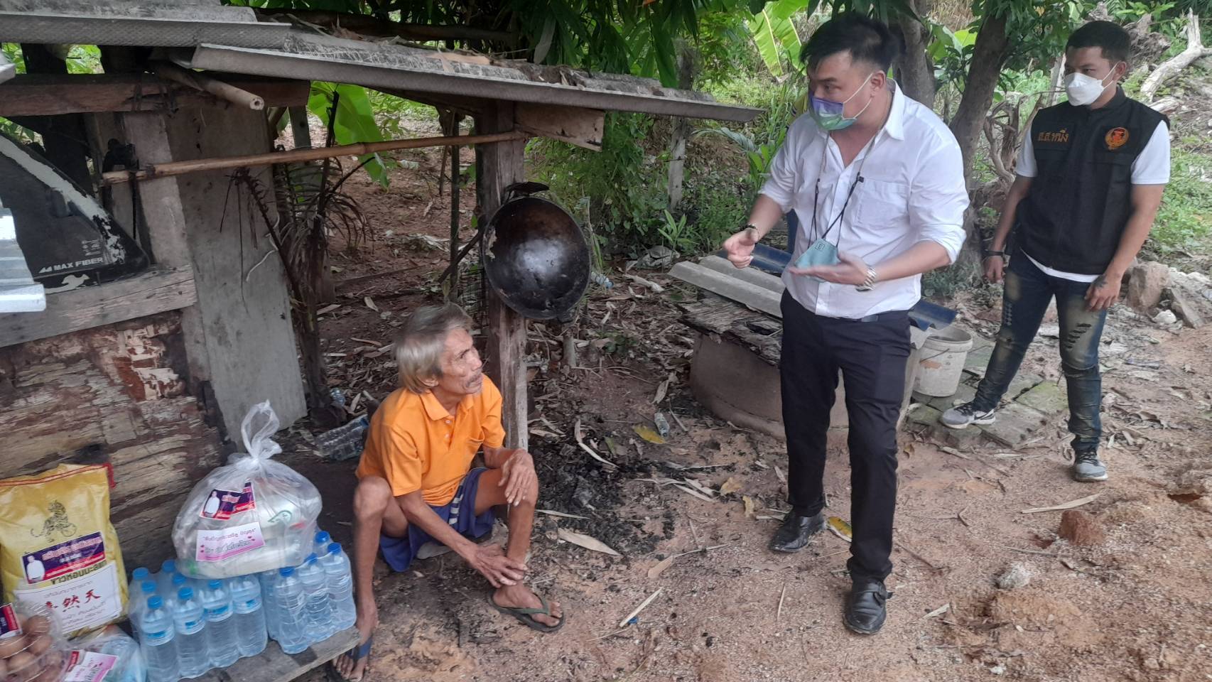 ส.ส.ชลบุรี รุดให้ความช่วยเหลือชายชราสายตาพร่ามัว  อาศัยอยู่เพิงพักริมทางรถไฟใช้ชีวิตอย่างอนาถา