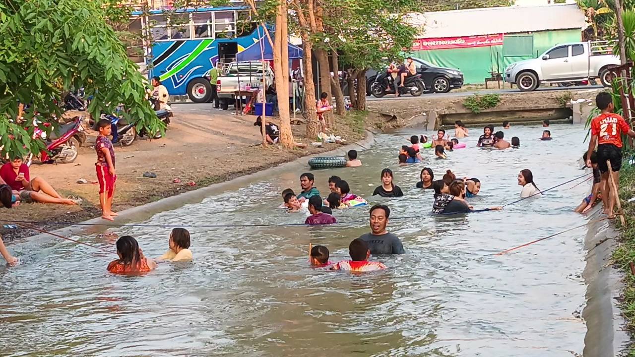 สระบุรีอากาศร้อนจัดชาวบ้านแห่เล่นน้ำเต็มคลองส่งน้ำฯคลองเพรียว-เสาไห้