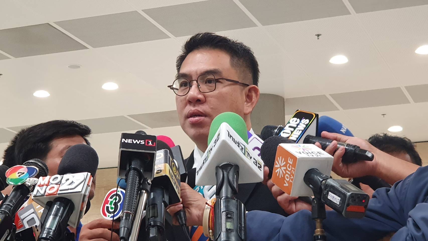 “วิโรจน์” ชี้ “ครม.ชุดใหม่” แค่เล่นสลับเก้าอี้ดนตรี มอง “หมอชลน่าน” ประกาศลาออกไปรับตำแหน่งใหญ่กว่า ไม่ใช่ความรับผิดชอบ
