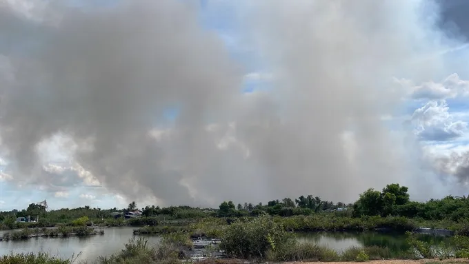 ไฟไหม้ป่าพรุสงขลาลามต่อเนื่อง เสียหายกว่า 300 ไร่ ระดมกำลังเร่งดับ หวั่นกระทบสุขภาพชาวบ้าน
