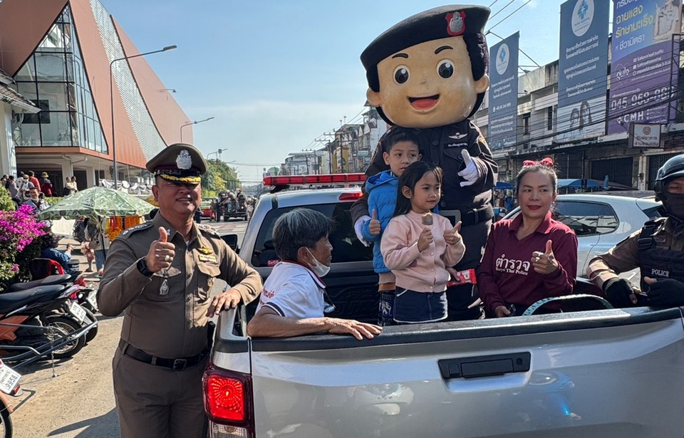 น่ารักทั้งเมือง! ตำรวจอุบลฯ ขับรถสายตรวจติดขนม–ของเล่น ขนไอศกรีมแจกเด็ก ๆ วิ่งแจกยิ้มรับวันเด็ก