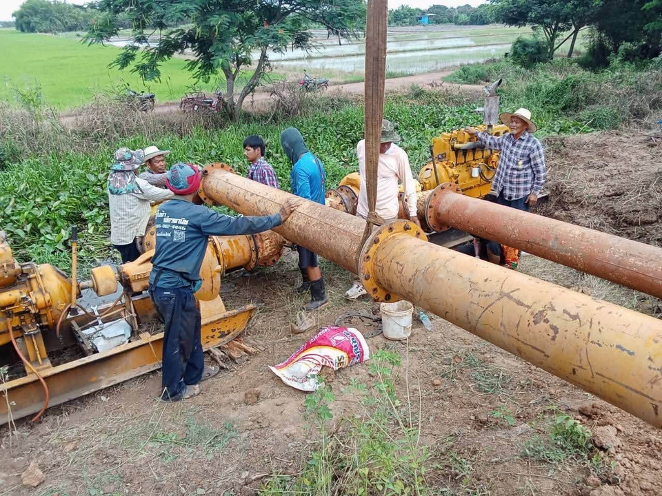 ชลประทานที่ 3 เร่งติดตั้งเครื่องสูบน้ำ ช่วยพื้นที่เกษตร 800 ไร่ หลังฝนตกหนักน้ำท่วมขัง 