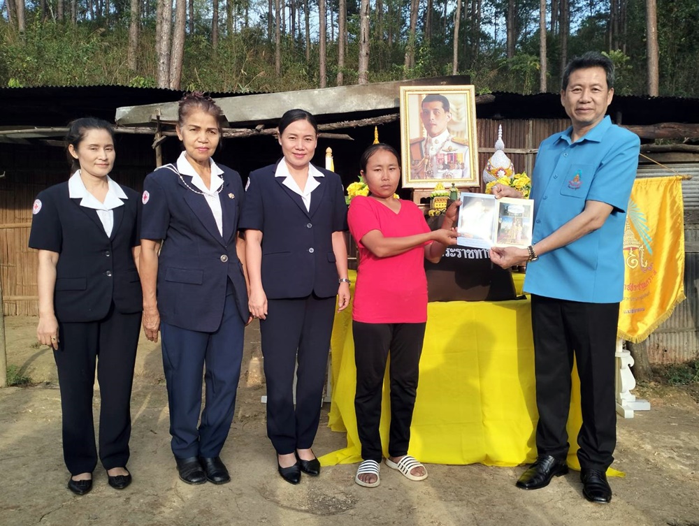 นอภ.เมืองแม่ฮ่องสอน-รองนายกเหล่ากาชาดฯ ร่วมมอบสิ่งของพระราชทานให้ราษฎรบ้านรักไทยที่ประสบวาตภัย 