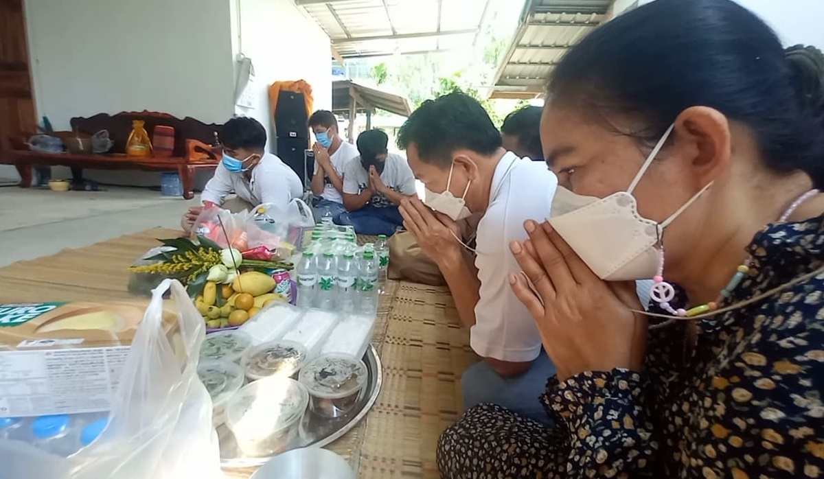ชาวบ้านแห่รดน้ำมนต์ก่อนกลับไปทำงานหลังสงกรานต์