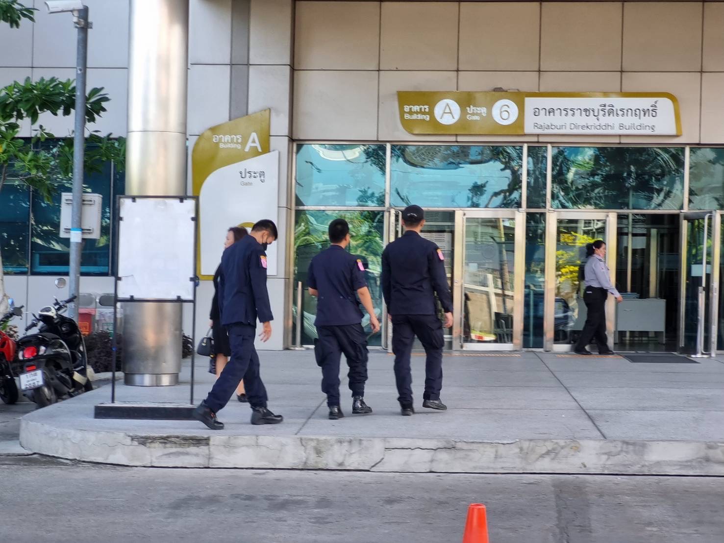 ตร.จัดชุดควบคุมฝูงชน 1 กองร้อย ดูแลความเรียบร้อย ศาลรัฐธรรมนูญ นัดฟังคำวินิฉัยคดีถอดถอน "เศรษฐา ทวีสิน" 