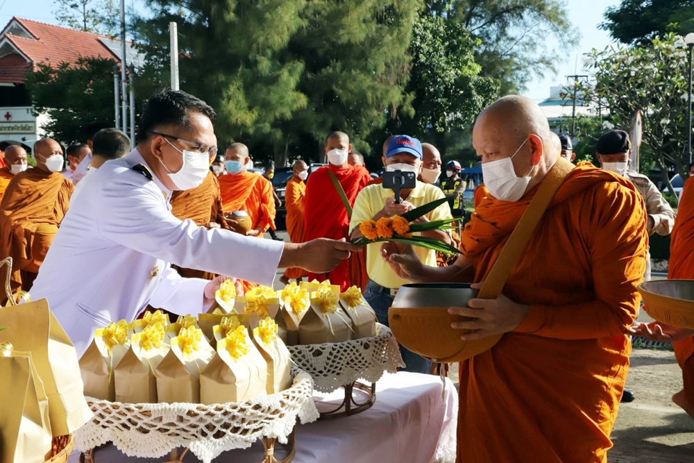 ทุกภาคส่วนยโสธร ร่วมทำบุญตักบาตร ถวายเป็นพระราชกุศลแด่พระบาทสมเด็จพระบรมชนกาธิเบศร มหาภูมิพลอดุลยเดชมหาราช บรมนาถบพิตร