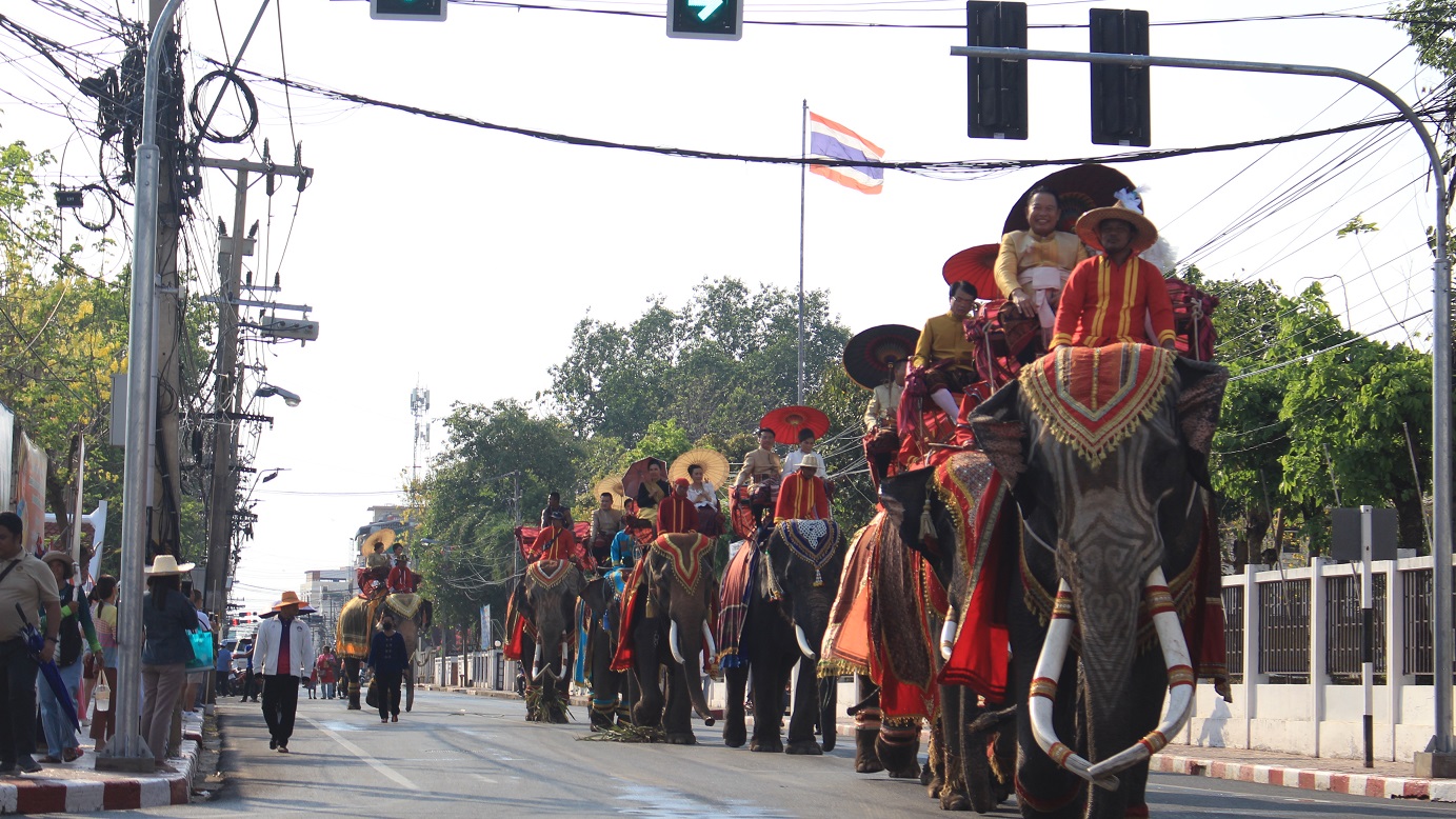 "สุรินทร์"จัดเทศกาลงานวันช้างไทยอย่างยิ่งใหญ่ ผู้ว่าฯ-บัวขาวนั่งช้างนำขบวนแห่ร่วมฉลอง 260 ปี
