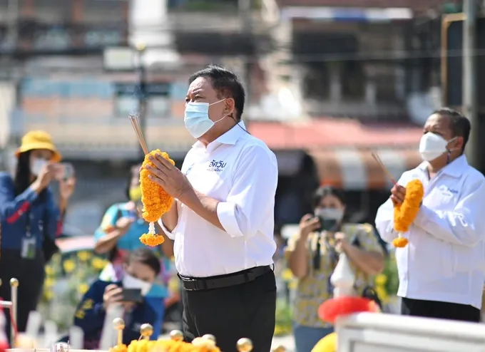 'อัศวิน'ถือฤกษ์มหาสงกรานต์ตีฆ้องชัย 6 ครั้ง หน้าศาล"พระพรหม"ขอให้มีชัยชนะเหนือคู่แข่ง 