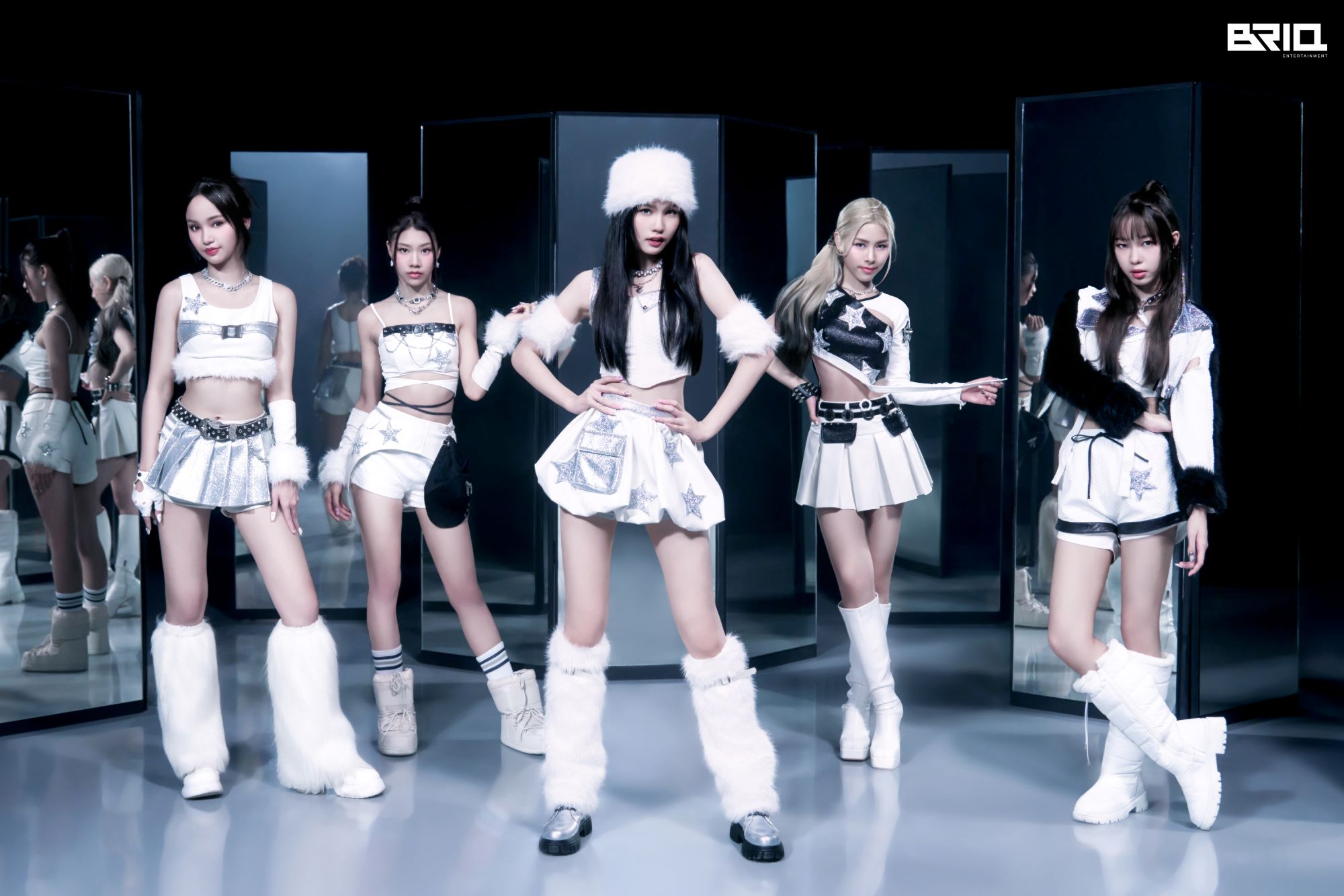 5 แม่มดตัวแสบ ‘Wizzle’ ร่ายมนต์ซิงเกิลที่สอง ‘Crush on Me!’วิธีล็อคหัวใจให้เป็น MY BOO! 