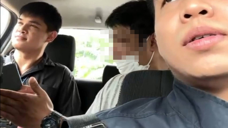 รวบแล้วหนุ่มขอนแก่นปาหินใส่รถ ชูนิ้วกลางข่มขู่ สารภาพเสพยาบ้าก่อนก่อเหตุ
