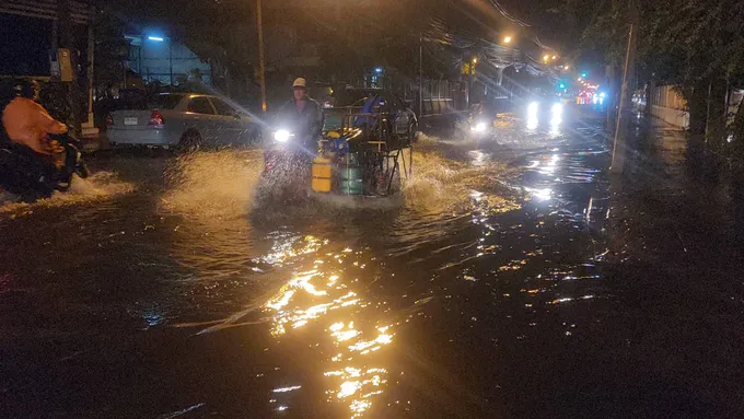 เกิดพายุฝนกระหน่ำอย่างหนัก ในเขตเทศบาลเมืองบุรีรัมย์ นานนับชั่วโมง ส่งผลให้ถนนบางสาย มีน้ำท่วมขัง สูง 30-50 ซม.