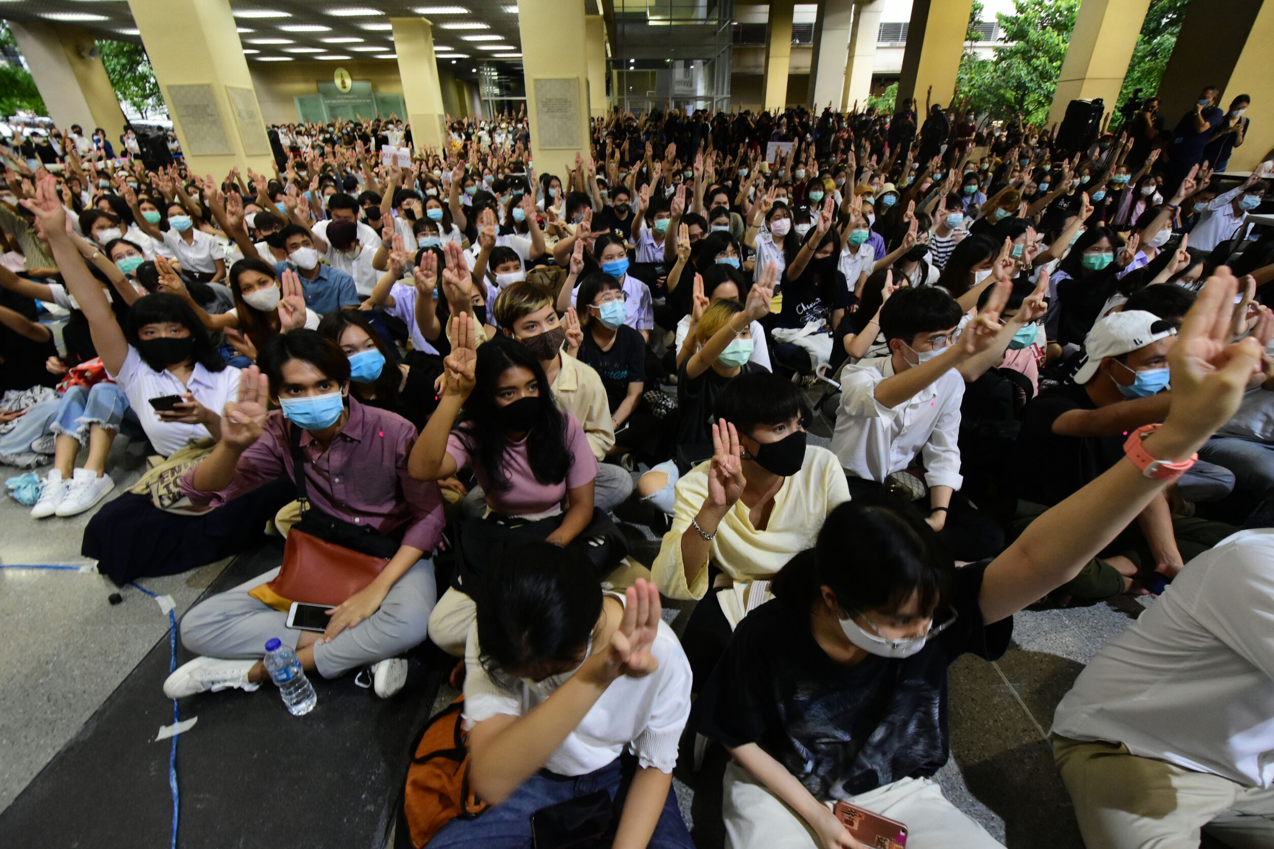 มากลางฝน!! แฟลชม็อบจุฬาฯ จัดชุมนุมลาน คณะอักษรศาสตร์