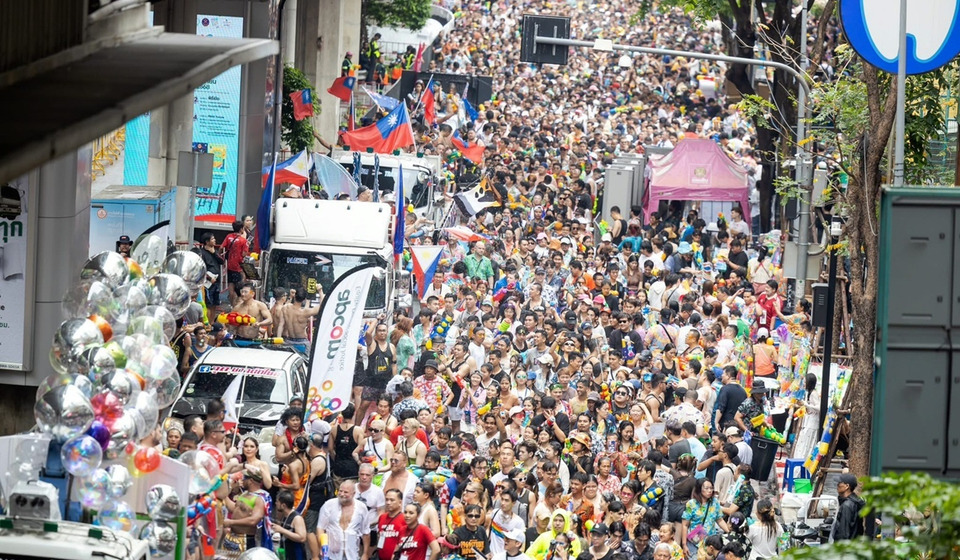 เตรียมเปลี่ยนสีลมสู่รันเวย์วัฒนธรรม! Amazing Bangkok Songkran Parade 2026 “ห่มสไบ สาดน้ำ”