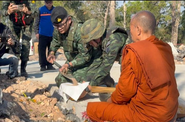 สุรินทร์ประกอบพิธีเก็บดินสมรภูมิ รำลึกวีรกรรมทหารกล้า เตรียมบรรจุอนุสรณ์วันกองทัพไทย  