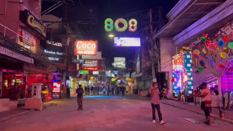 ผู้ประกอบการบาร์เบียร์ สถานบันเทิงพัทยา เริ่มคึกคัก กลับมาเปิดให้บริการใหม่ หลังรัฐบาลเปิดประเทศ 1 มิ.ย.