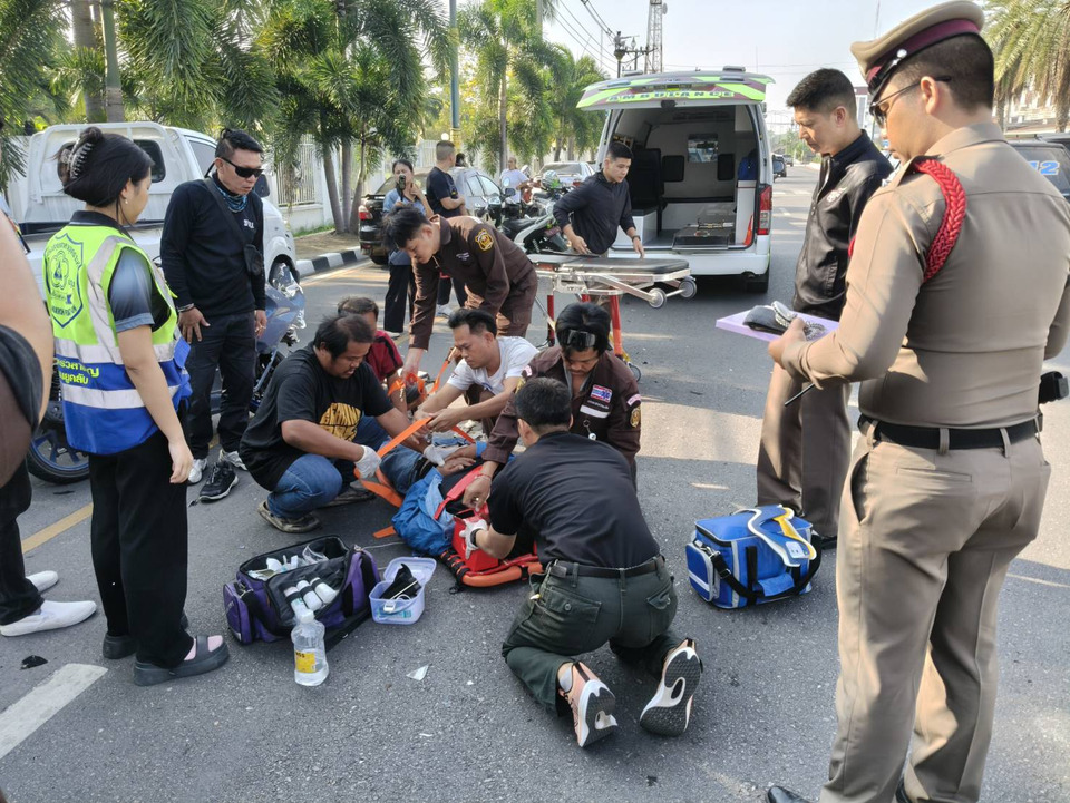 ผกก.สามพรานเจอเหตุพอดี! ลุงวัย 58 วูบขี่จยย.ชนท้ายกระบะ เจ็บสาหัส เร่งช่วยส่งรพ. 