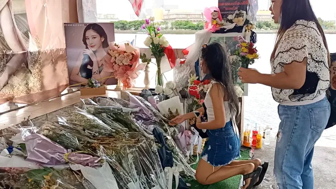 ท่าเรือพิบูลสงคราม 1 เงียบเหงา! แฟนคลับมาวางดอกไม้บางตา หลัง ตร.สรุปสำนวนคดีแตงโม